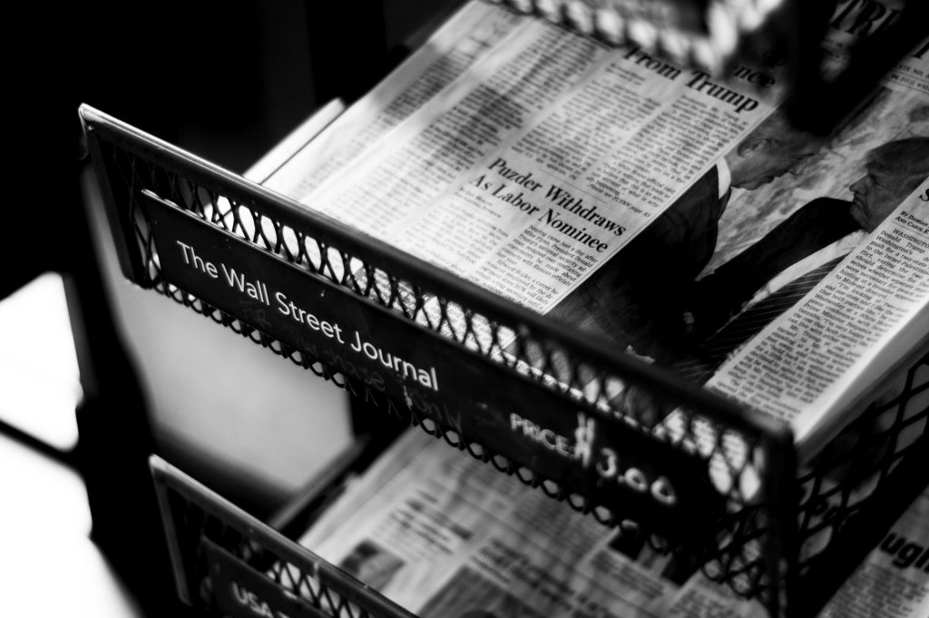 Wall Street Journal Zeitungen im Verkaufsständer mit Schlagzeilen zu Earnings