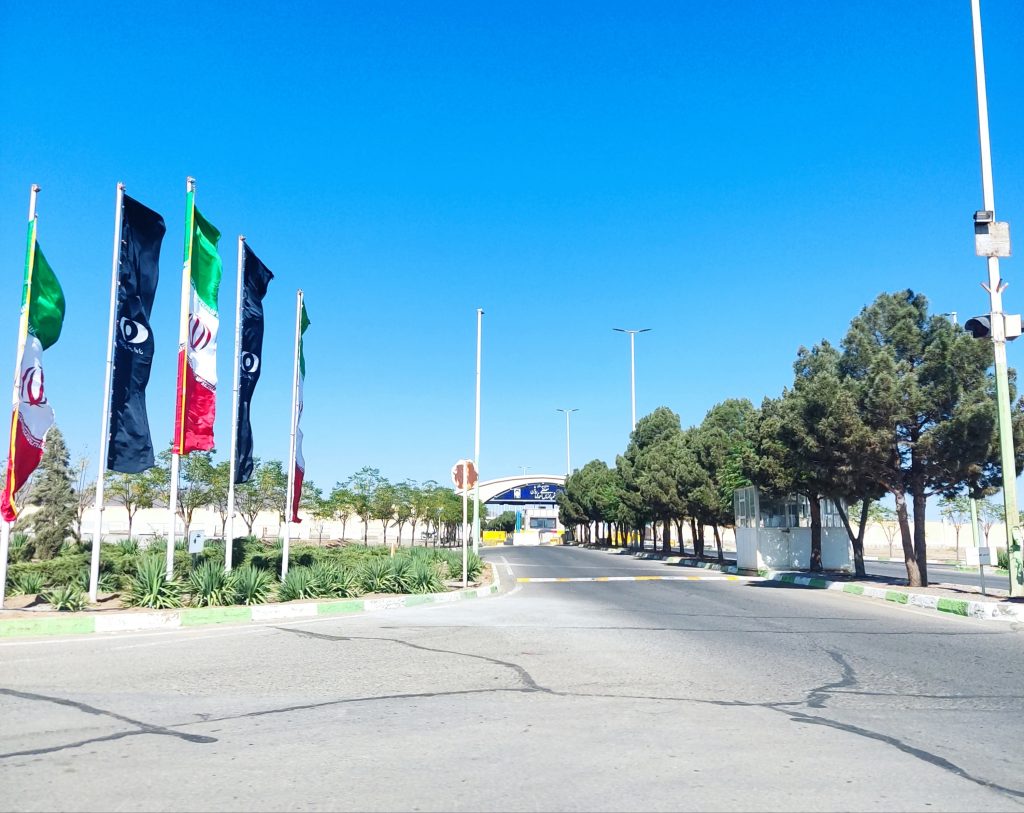 Luftaufnahme der Natanz Uran-Anreicherungsanlage in Iran mit iranischer Flagge