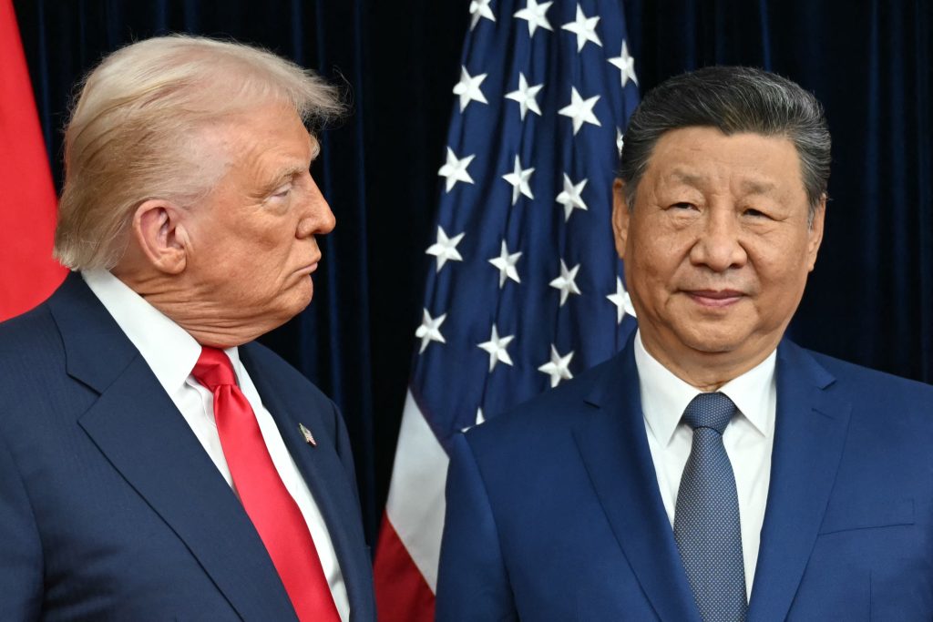 Donald Trump und Xi Jinping vor US- und China-Flaggen beim Gipfel in Peking, Mai 2026