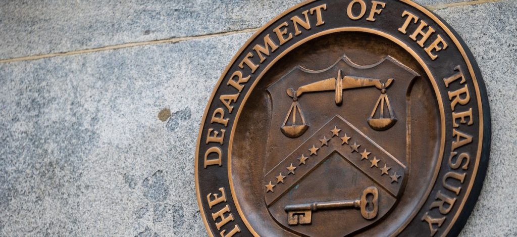 Bronze-Siegel des US Department of the Treasury an einer Steinwand — Symbol für die 30-jährige US-Staatsanleihe mit 5,1 Prozent Rendite